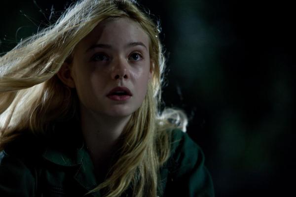 Bild 1 von 9: Gerät in die Fänge eines riesigen Monsters, das eigentlich auf Metall steht: Alice (Elle Fanning) ...