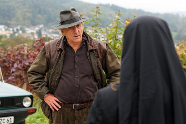 Bild 1 von 18: Im Bild: Kommissar Baumert (Günter Maria Halmer) findet, dass Schwester Camilla (Ann-Kathrin Kramer) sich immer wieder völlig unnötig in Gefahr bringt, nur weil sie sich in seine Angelegenheiten einmischt.