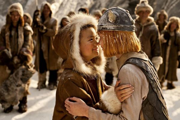 Bild 1 von 20: Auf seinem neuen Abenteuer begegnet Wickie (Jonas Hämmerle, r.) nicht nur dem Inuit Yogi (Hoang Dang-Vu, l.), sondern muss auch kurzerhand das Kommando über die gesamte Wikingerbande übernehmen. Ob er dieser Aufgabe wirklich gewachsen ist ...