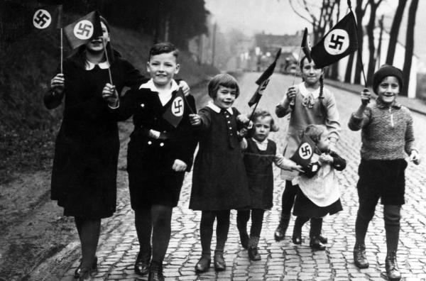 Bild 1 von 9: Propagandafoto für die Presse: Kinder mit Hakenkreuzfahnen