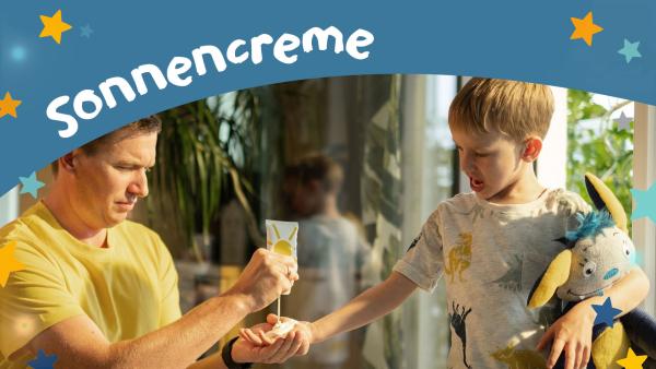 Bild 1 von 2: Papa drückt aus einer Tube Sonnencreme in Moritz' Hand. Moritz verzieht angeekelt das Gesicht.© KiKA/Lupalipa Media- Honorarfreie Verwendung gemäß AGB im engen inhaltlichen redaktionellen Zusammenhang mit genannter Sendung bei Nennung \
