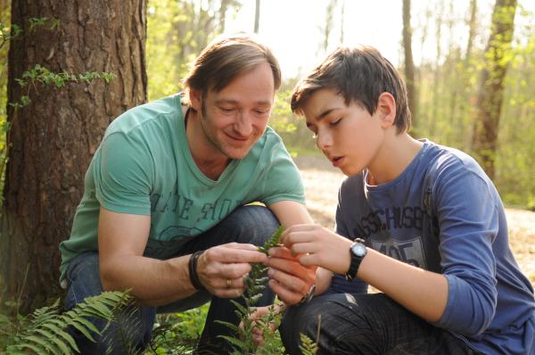 Bild 1 von 7: Felix soll für die Schule Pflanzen bestimmen. Von links: Gregor Brunner (Holger M. Wilhelm) und Felix Kramer (Shayan Hartmann).