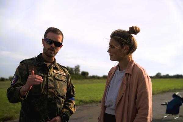 Bild 1 von 3: Bei einer NATO-Übung im belgischen Koksijde werden Angriffe mit ABC-Waffen simuliert. Hauptmann Florian (im Gespräch mit Reporterin Greta Buschhaus) leitet die Übung. Doch klar ist: Im Ernstfall kann auch die Bundeswehr nur begrenzt schützen.
