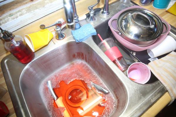 Bild 1 von 4: Im Haus des Nachbarn findet die Polizei nach einer Party zwei Küchenmesser und Blutspuren in der Spüle. Stammen diese von Charles Walker? Und hat der Gastgeber oder einer seiner Gäste Charles erstochen?