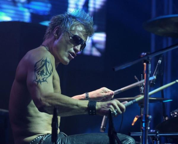 Bild 1 von 15: Drummer Joe (Dolph Lundgren) spielt mit seiner Rockband bei einem Benefizkonzert in Moskau im Vorprogramm der berühmten US-Sängerin Venus. Da passiert etwas Schreckliches ...