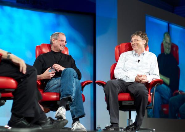 Bild 1 von 5: Bill Gates (r.) und Apple CEO Steve Jobs (l.) sind über Jahre Konkurrenten.