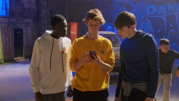 Bild 1 von 8: Isaac (Terique Jarrett, v.li.), Jeff (Castle Rock Peters, Mi.) und Simon (Louis Davison, re.) haben sich zum heimlichen Hip-Hop-Tanzen verabredet und warten ungeduldig auf Lena, Ines und Romy.