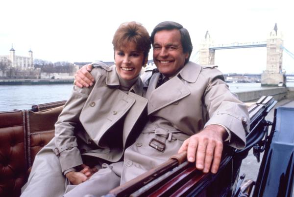 Bild 1 von 12: Jennifer Hart (Stefanie Powers, l.); Jonathan Hart (Robert Wagner, r.)