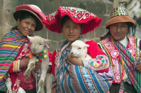 Bild 1 von 5: Mitglieder der Quechua in der für sie typischen Tracht. Das Volk der Quechua hat seinen Ursprung in den indigenen Völkern Perus.