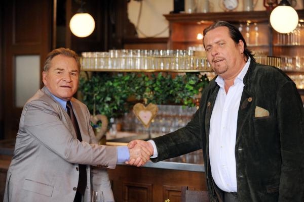 Bild 1 von 17: Im Bild: Bürgermeister Wöller (Fritz Wepper, li.) will Graf Sternburg (Andreas Giebel, re.) das Schloss abkaufen. Sie werden sich handelseinig.