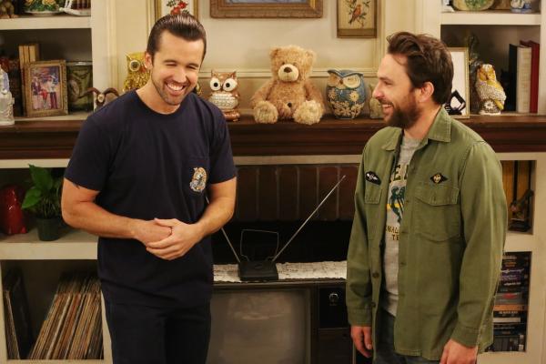 Bild 1 von 8: Mac (Rob McElhenney, l.); Charlie Kelly (Charlie Day, r.)