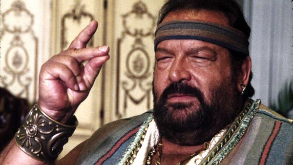 Bild 1 von 2: Der Flaschengeist (Bud Spencer) berichtet, dass er ein Dschinn ist und Wünsche erfüllen kann..