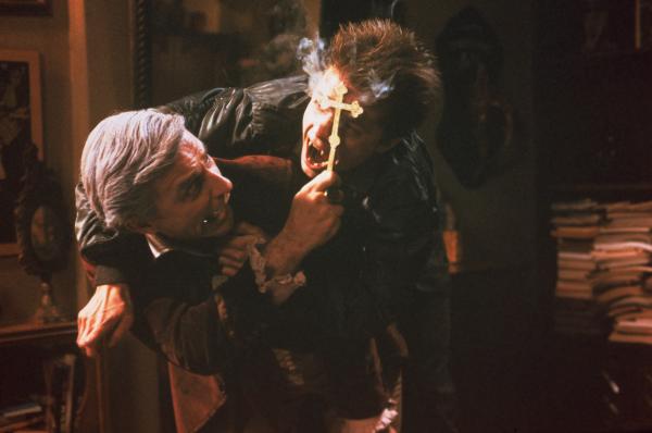 Bild 1 von 5: Peter Vincent (Roddy McDowall, l.) versucht, mit seinem Kreuz den Vampir Jerry Dandrige (Chris Sarandon, r.) in einem Kampf abzuwehren.