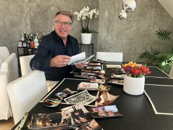 Bild 1 von 9: Patrick Lindner sortiert Fotos aus der Kindheit.