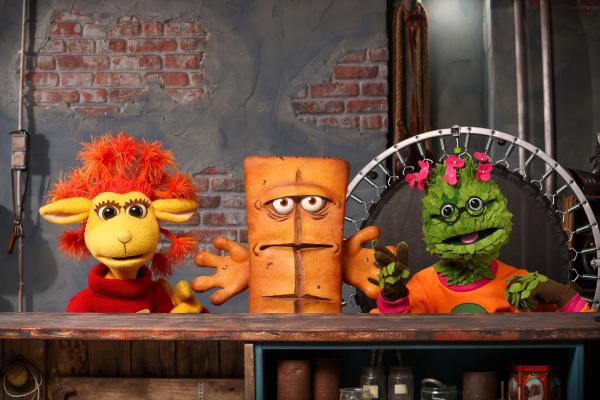 Bild 1 von 1: Chili das Schaf, Brotfluencer Bernd und Briegel der Busch vor einem Trampolin. Brotfluencer Bernd testet den dynamischen Schreibtisch \