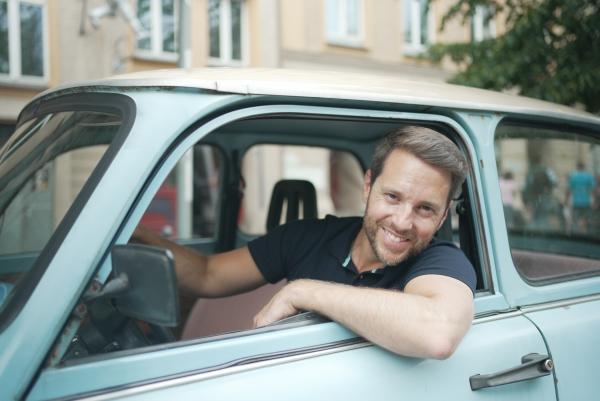 Bild 1 von 9: Mirko Drotschmann im Trabbi