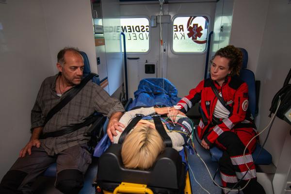 Bild 1 von 15: Nach dem Zusammenbruch von Alma Breitner (Renée Gerschke, M.) begleiten sie ihr Vater Karl Breitner (Anton Algrang, l.) und Elli Kempfer (Klara Deutschmann, r.) in die Klinik - Elli bleibt aufmerksam an Almas Seite.