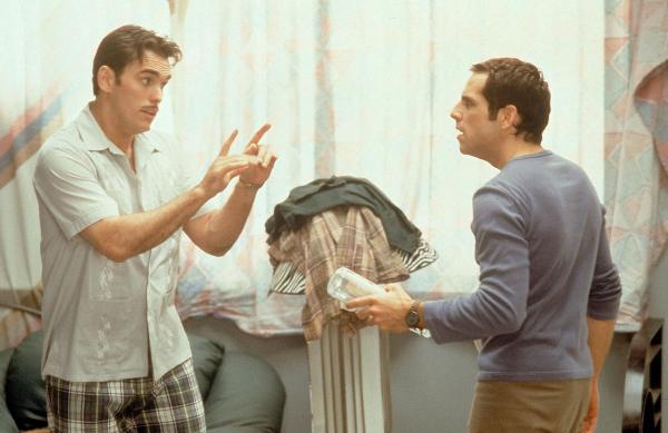 Bild 1 von 14: Pat (Matt Dillon, l.) kann Mary zwar ausfindig machen, doch verliert er selbst sein Herz an sie. Deshalb hält er Ted (Ben Stiller, r.) mit unnützen Informationen hin. Als Ted das herausfindet, entflammt ein gnadenloser Wettstreit zwischen den beiden ...
