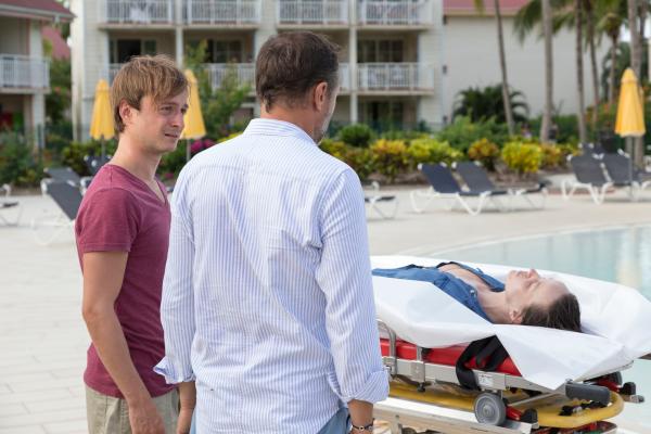 Bild 1 von 5: Yoann Lebrun (Tom Hudson, l.) erfährt von seinem Vater Laurent Lebrun (Alexandre Brasseur, M.), dass seine Mutter Hélène Lebrun (Delphine Colineaux, r.) ermordet wurde. Sie verschwand ohne Grund als Yoann noch ein kleiner Junge war.