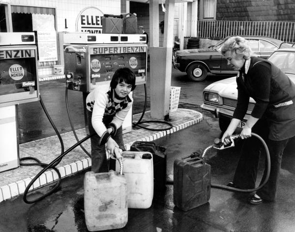 Bild 1 von 3: Im Herbst 1973 verhängen arabische Ölstaaten ein Embargo und der Ölpreis steigt dramatisch.