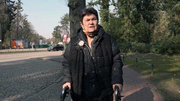 Bild 1 von 2: Rentnerin Regina besucht das Grab ihres verstorbenen Verlobten Norbert. Die 69-Jährige hat den Verlust noch immer nicht verkraftet. Sie vermisst Norbert sehr und wird von ihren Emotionen übermannt.