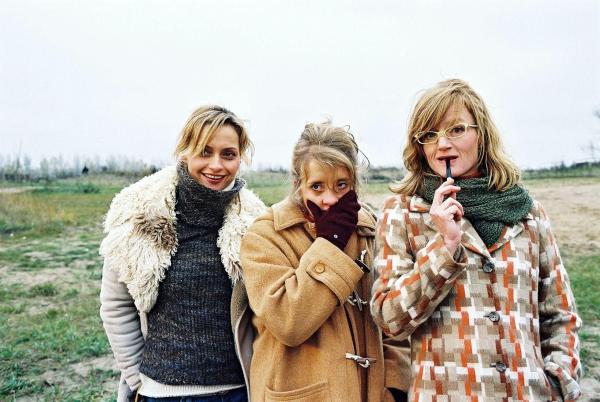 Bild 1 von 17: Die drei Freundinnen (v.l.n.r.: Catherine Flemming, Anna Böttcher, Nina Petri) trauen ihren Augen nicht: Ihre Freunde vollführen einen Indianertanz.