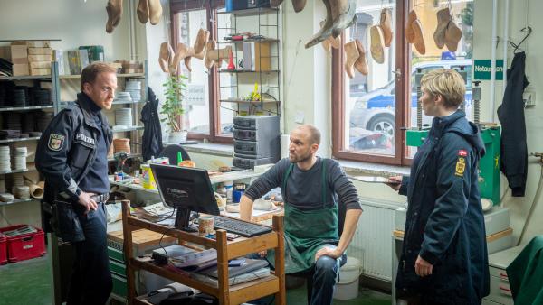 Bild 1 von 7: Stine (Sidsel Hinhede, r.) und Timmermann (Mathias Junge, l.) ermitteln bei Schuhmacher Hannes Eckert (Andreas Dobberkau, M.). Am Tatort hat die Kriminaltechnik eine auffällige Fußspur entdeckt, die zum Täter gehören könnte. Erkennt der Schuhmacher den ungewöhnlichen Abdruck? Kommen sie dem Täter endlich auf die Spur?