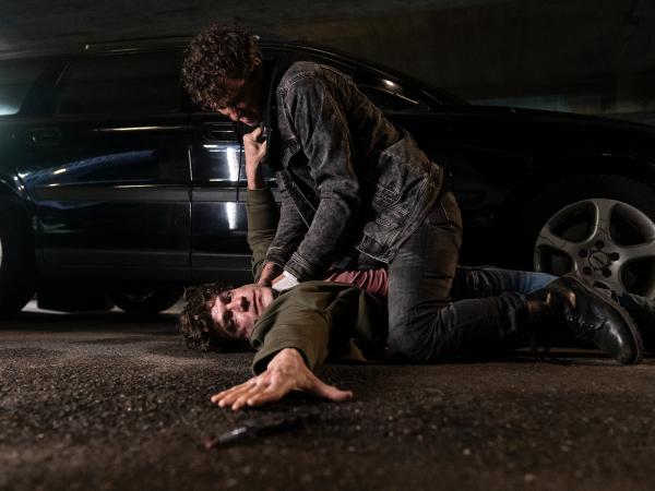 Bild 1 von 5: Während seinen Ermittlungen wird Korbinian Kirchner (Jonathan Hutter, u.) von einem als Junkie getarnten Unbekannten (Nikolai Mohr, o.) angegriffen.