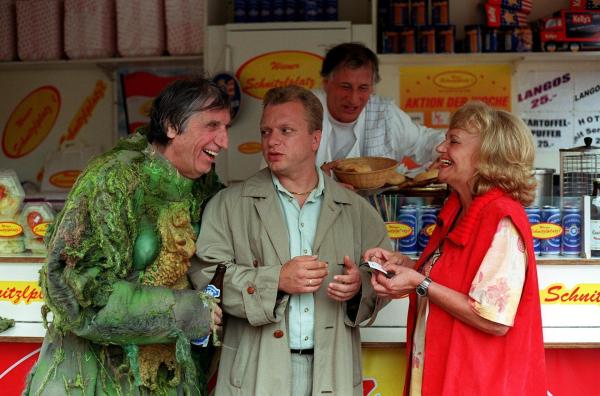 Bild 1 von 7: Im Bild (v.li.): Herbert Fux (Sebesta), Reinhard Nowak (Reini), Gerhard Swoboda (Hassan), Johanna Tomek (Chefin).