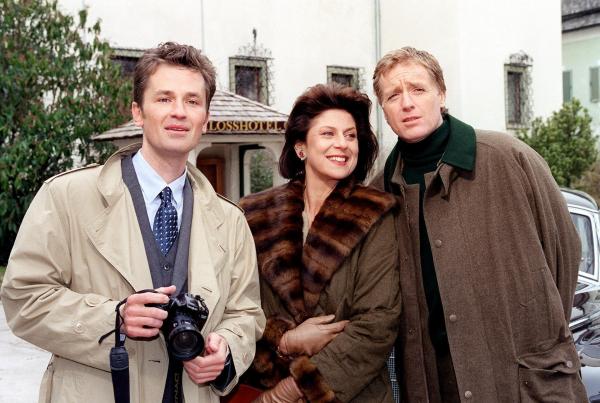 Bild 1 von 13: Im Bild (v.li.): Timothy Peach (Arthur Remberg), Mona Seefried (Gräfin Cora Schönbühel), Albert Fortell (Gräf Rudolph Schönbühel).