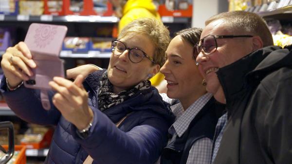 Bild 1 von 2: Viele Kunden im Supermarkt möchten ein Selfie mit Alessia machen