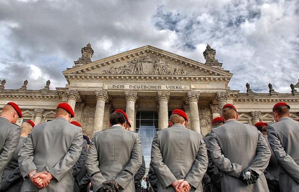 Bild 1 von 1: Deutsche Soldaten - sie stehen heute in einem Spannungsverhältnis zwischen historischen Brüchen und Kontinuitäten.