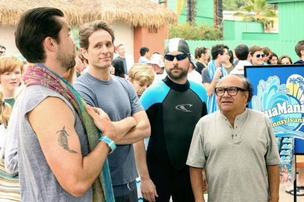 Bild 1 von 8: (v.l.n.r.) Mac (Rob McElhenney); Dennis Reynolds (Glenn Howerton); Charlie Kelly (Charlie Day); Frank Reynolds (Danny DeVito)
