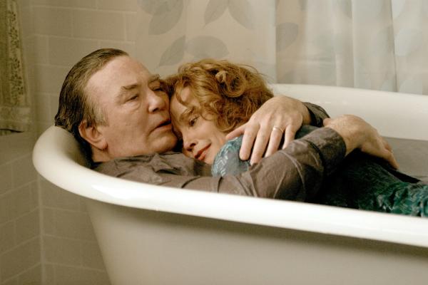 Bild 1 von 3: Edward Bloom (Albert Finney) ist inzwischen ein alter Mann. Geplagt von gesundheitlichen Problemen, bleiben ihm zwei Dinge: die Liebe zu seiner Frau Sandra (Jessica Lange) und seine Leidenschaft Geschichten zu erzählen.