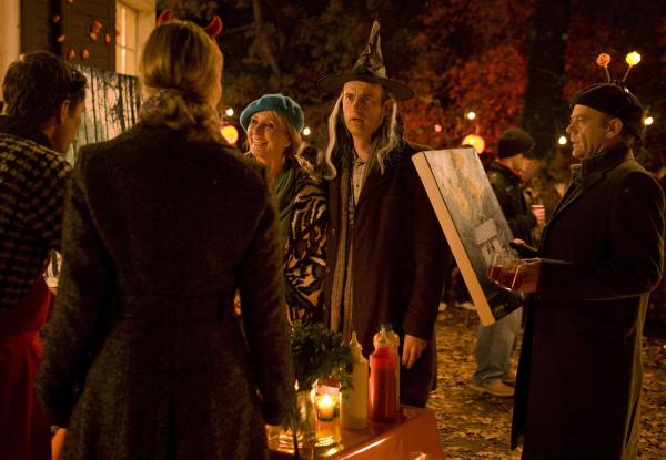 Bild 1 von 19: Rudolf (Johannes Herrschmann, 2. von rechts), Karina (Katja Weitzenböck, 2. von links), Karinas Mutter Traudl (Diana Körner) und Roland (Hans-Heinrich Hardt) haben sich auf einer Party verkleidet.