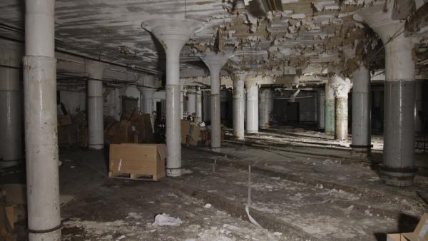 Bild 1 von 2: Die ehemalige Wonder-Bread-Fabrik ist heruntergekommen und verfallen. Der Boden ist mit Abfall wie Papier und Scherben übersät.