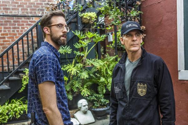 Bild 1 von 11: Hat Sebastian Lund (Rob Kerkovich, l.) auf der Jagd nach einem Killer einen unschuldigen Mann getötet? NCIS-Special Agent Dwayne Pride (Scott Bakula, r.) will beweisen, dass sein Kollege nur in Notwehr gehandelt hat ....