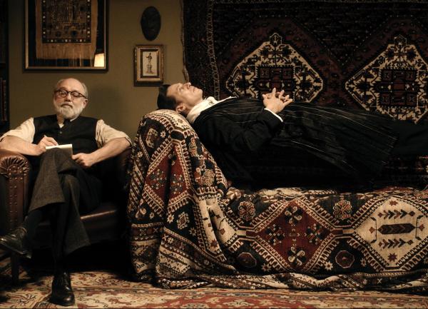 Bild 1 von 1: Der Vampir auf der Couch