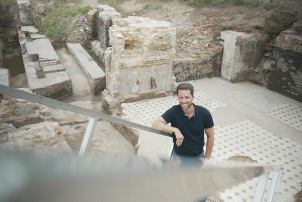 Bild 1 von 10: Mirko Drotschmann an der Grabungsstätte Molkenmarkt