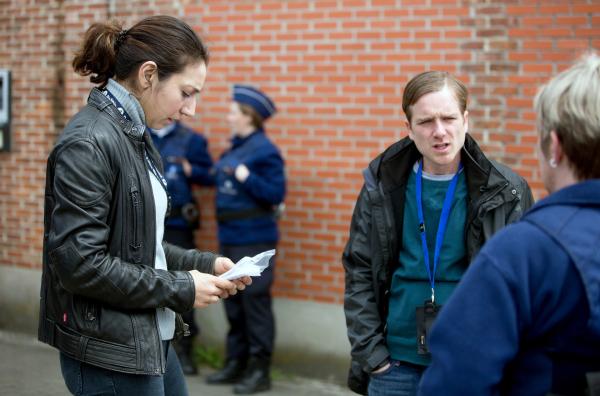 Bild 1 von 3: Die Kollegen Samira (Lara Chedraoui), Glen (Mattias Van De Vijver) und Blanche (Isabelle van Hecke, v.l.) sind sowieso schon überarbeitet. Jetzt sollen sie auch noch Aufgaben übernehmen, für die sie nicht zuständig sind.