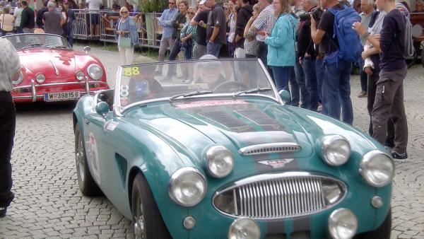 Bild 1 von 5: Im Bild: Günter Holleis und Markus Meindl im Austin Healey 3000 MK II, Baujahr 1961