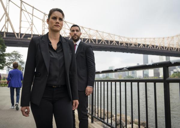 Bild 1 von 19: Maggie Bell (Missy Peregrym, l.); Omar Adom Zidan (Zeeko Zaki, r.)
