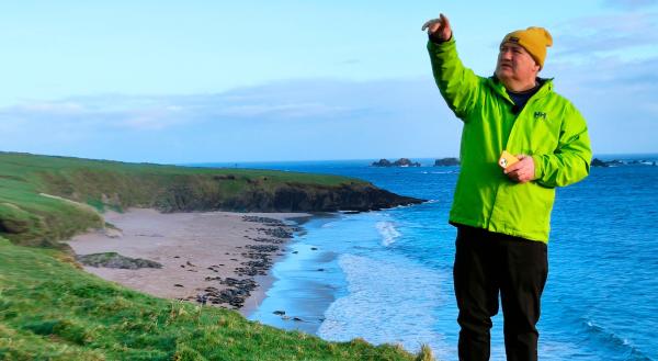Bild 1 von 4: Die Natur auf den Blasket Inseln ist überwältigend schön. Rund 4 Kilometer vor dem Festland gelegen liegt das kleine Paradies. Lorcán Ó Cinneide kümmert sich darum, dass es auch so bleibt. Nur selten können auch Touristen die Insel betreten.