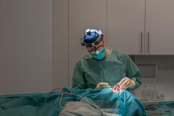 Bild 1 von 5: Paul Gressenberger unterzieht sich bereits seiner zweiten Nasen-OP und hofft damit, endlich wieder Zufriedenheit und Glück empfinden zu können. Die erste OP vor einem Jahr sollte eigentlich die Belohnung für eine bestandene Facharztprüfung sein, doch Paul war mit dem Ergebnis überhaupt nicht zufrieden: \