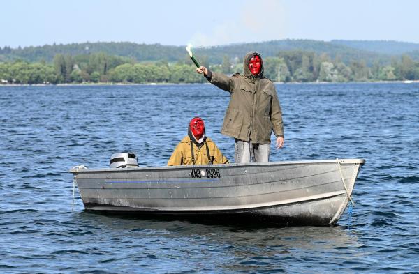Bild 1 von 1: Im Bild: Kisha (Tua El-Fawwal, l.) und David Kampmann (Leon Blaschke, r.) überfallen die Kampmann-Yacht.