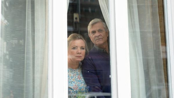 Bild 1 von 9: Elisabeth (Susanne Bentzien, l.) und Hans Güstrow (Dietrich Adam, r.) wohnen mit Markus Rotmann im gleichen Haus und haben regelmäßig mit ihm trainiert. Hans hat schon einen Verdacht, wer der Täter sein könnte: Rotmann hat in letzter Zeit heftig mit seinem Stiefsohn Thomas über Geld gestritten.