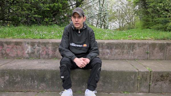 Bild 1 von 3: Pascal hat einen Minijob als Fahrbegleiter angenommen. In naher Zukunft würde er aber gern eine Ausbildung machen.