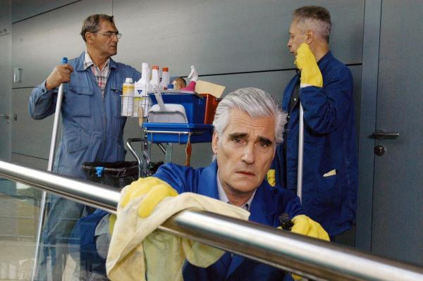 Bild 1 von 6: Im Bild: Die Demütigung ist perfekt: Paul (Sky du Mont, mi.) muß in einer Putzkolonne arbeiten.