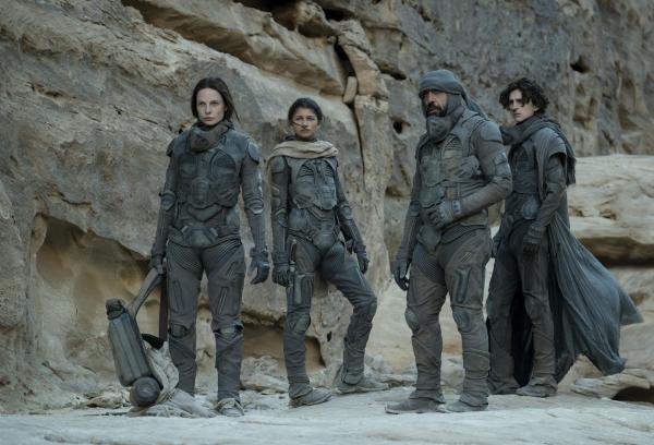 Bild 1 von 8: (v.l.n.r.) Lady Jessica Atreides (Rebecca Ferguson); Chani (Zendaya); Stilgar (Javier Bardem); Paul Atreides (Timothée Chalamet)