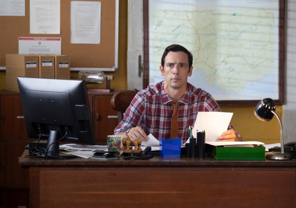 Bild 1 von 3: DI Neville Parker (Ralf Little) vertieft sich in den Obduktionsbericht des Opfers. Dabei stößt er auf rätselhafte Ungereimtheiten, die neue Fragen aufwerfen.